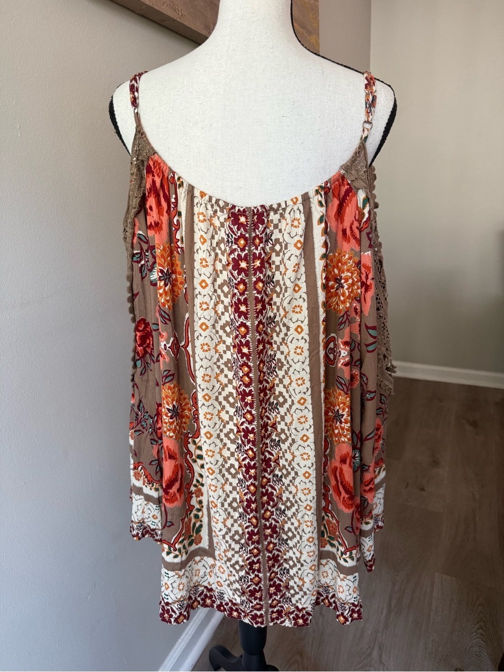 NWOT Angie Boho Floral Cold-Shoulder Peasant Tunic in Brown and Rust Size Large - Picture 5 of 9